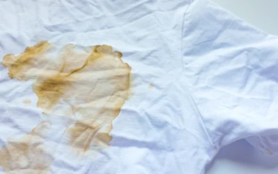 Quitar manchas difíciles en la ropa: guía por tipos