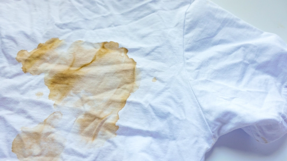 Quitar manchas difíciles en la ropa: guía por tipos