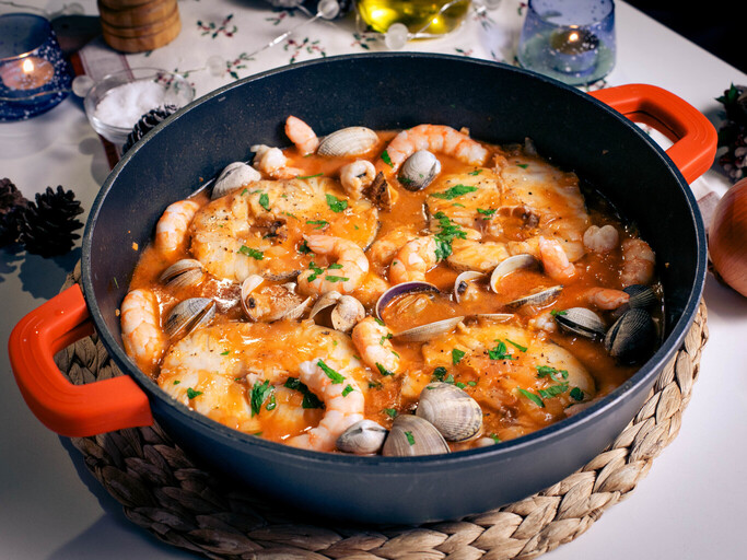 Cazuela marinera de mariscos con gambas, almejas, calamares